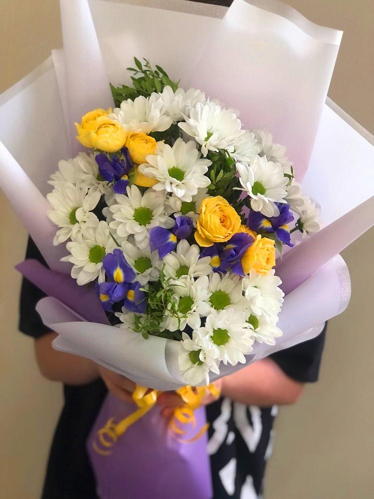 Букет цветов из: Ирисы, Хризантемы и Розы в Черноерковской