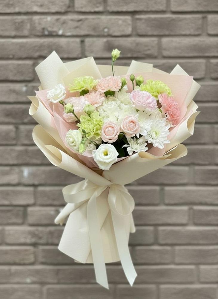 Букет цветов из: Гвоздики, Розы, Лизиантусы и Хризантемы в Черноерковской