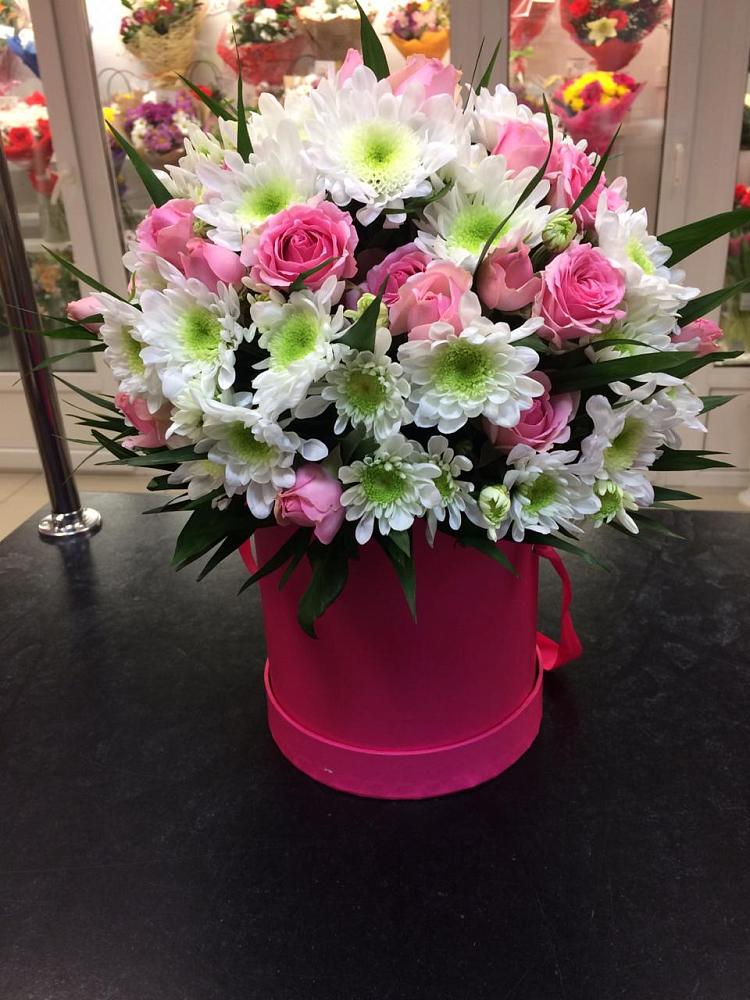 Цветочная композиция из Розы и Хризантемы в шляпной коробке в Черноерковской