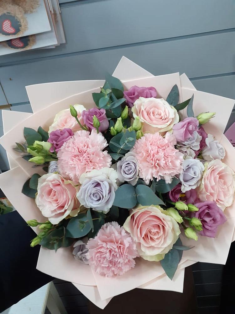 Букет цветов из: Розы, Гвоздики и Лизиантусы в Черноерковской